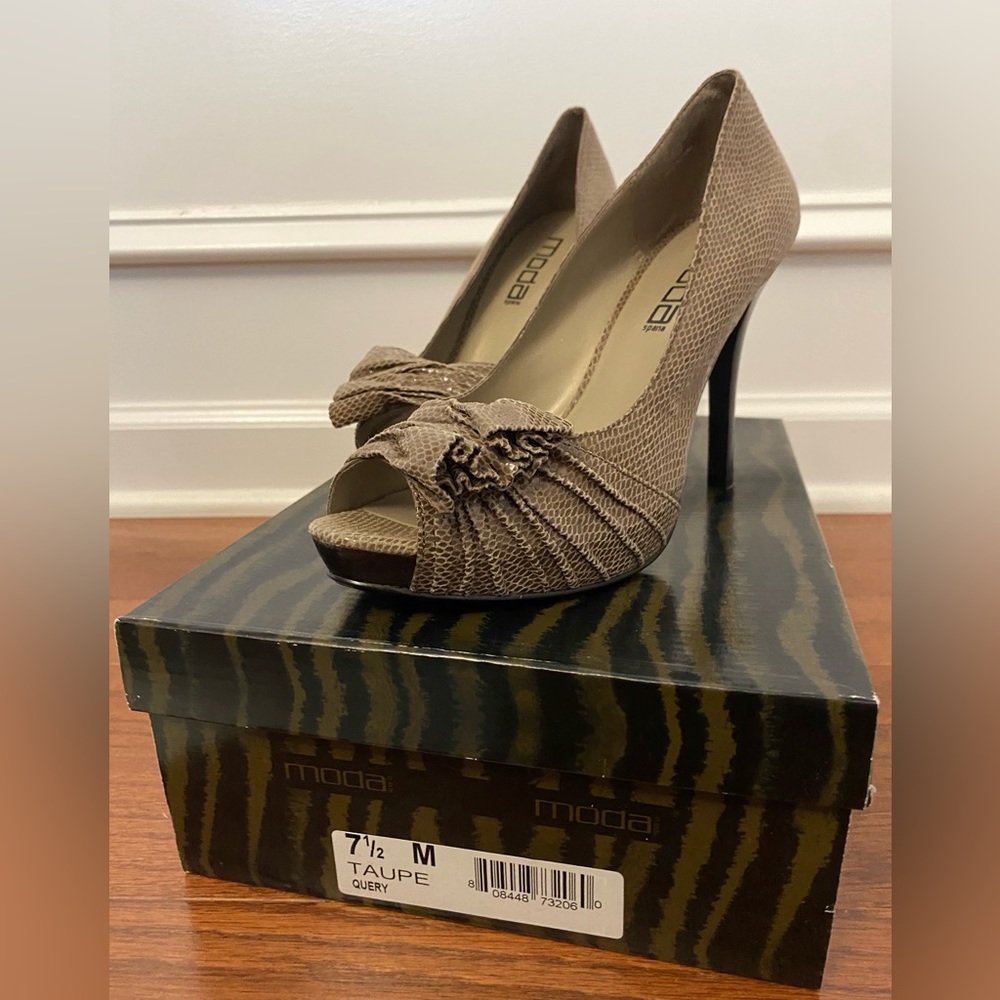 7 1/2 Women’s Heels Taupe